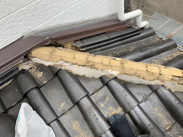 差し掛け屋根の棟解体中